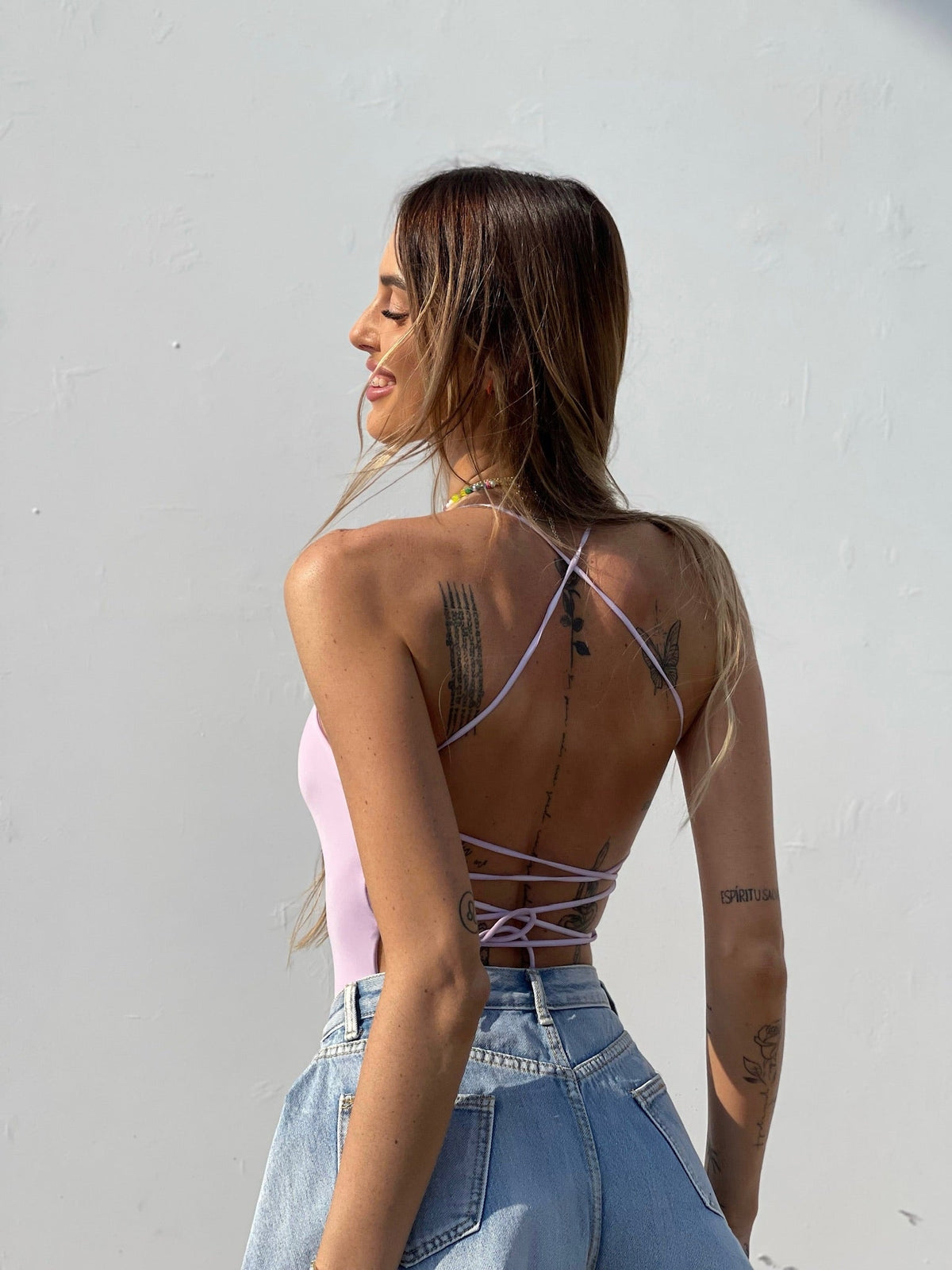 Body aderente con incroci lilla