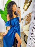 Abito in raso lungo con scollo a barchetta blu