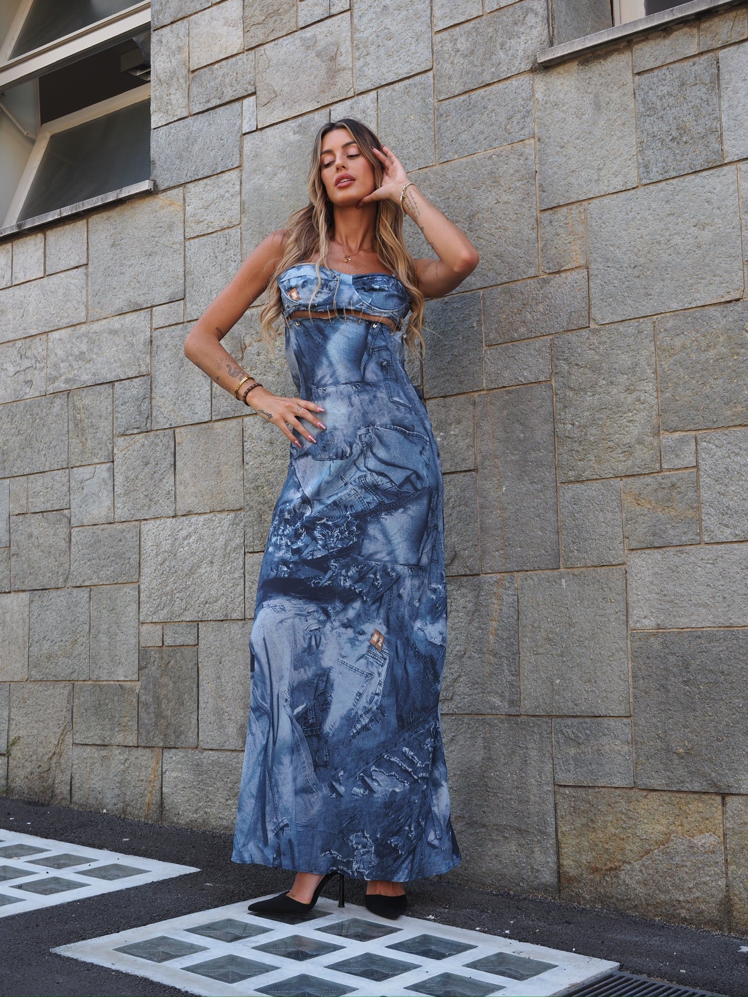 Abito jeans con spille