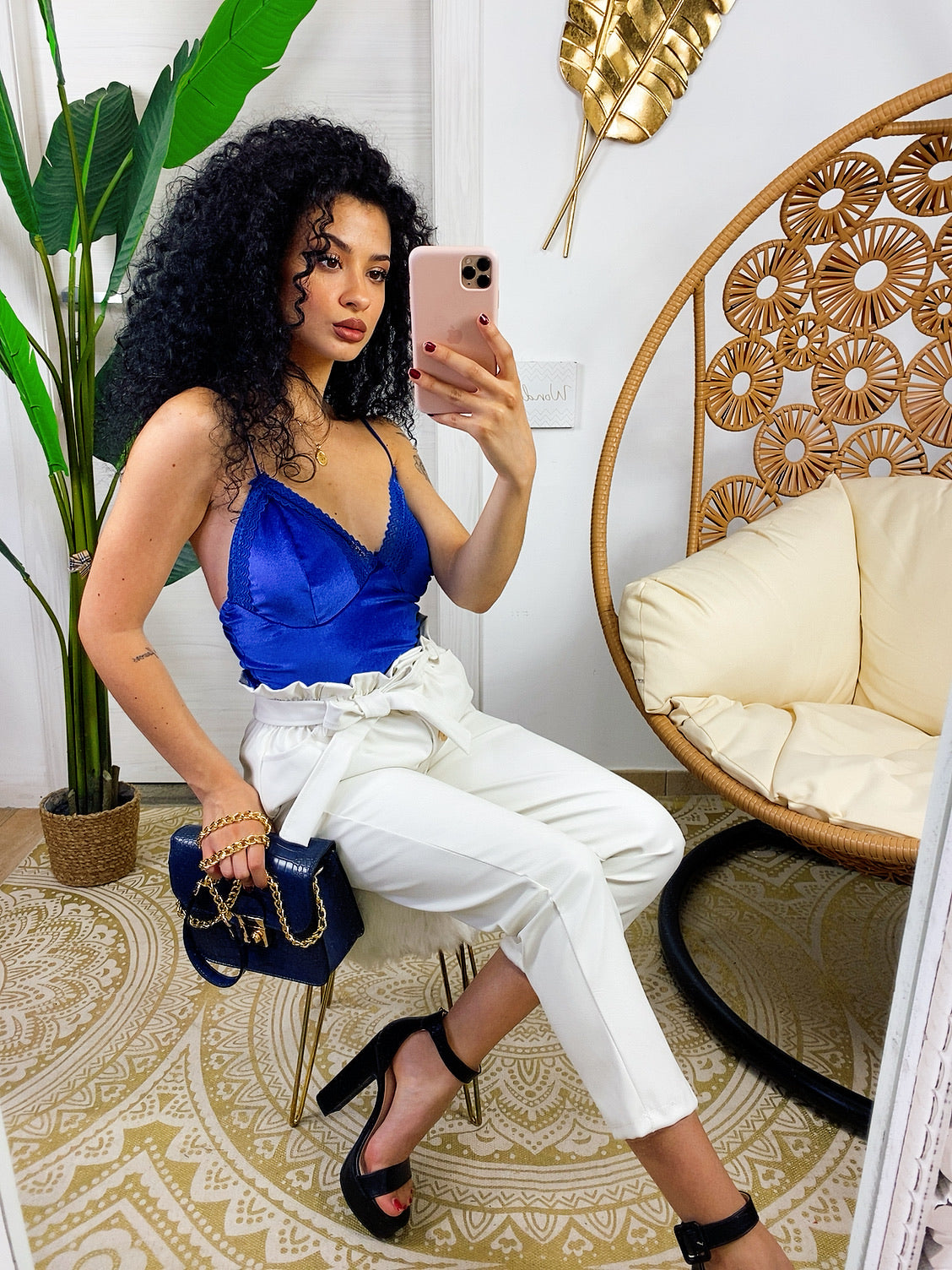 Pantalone in ecopelle con fiocco bianco