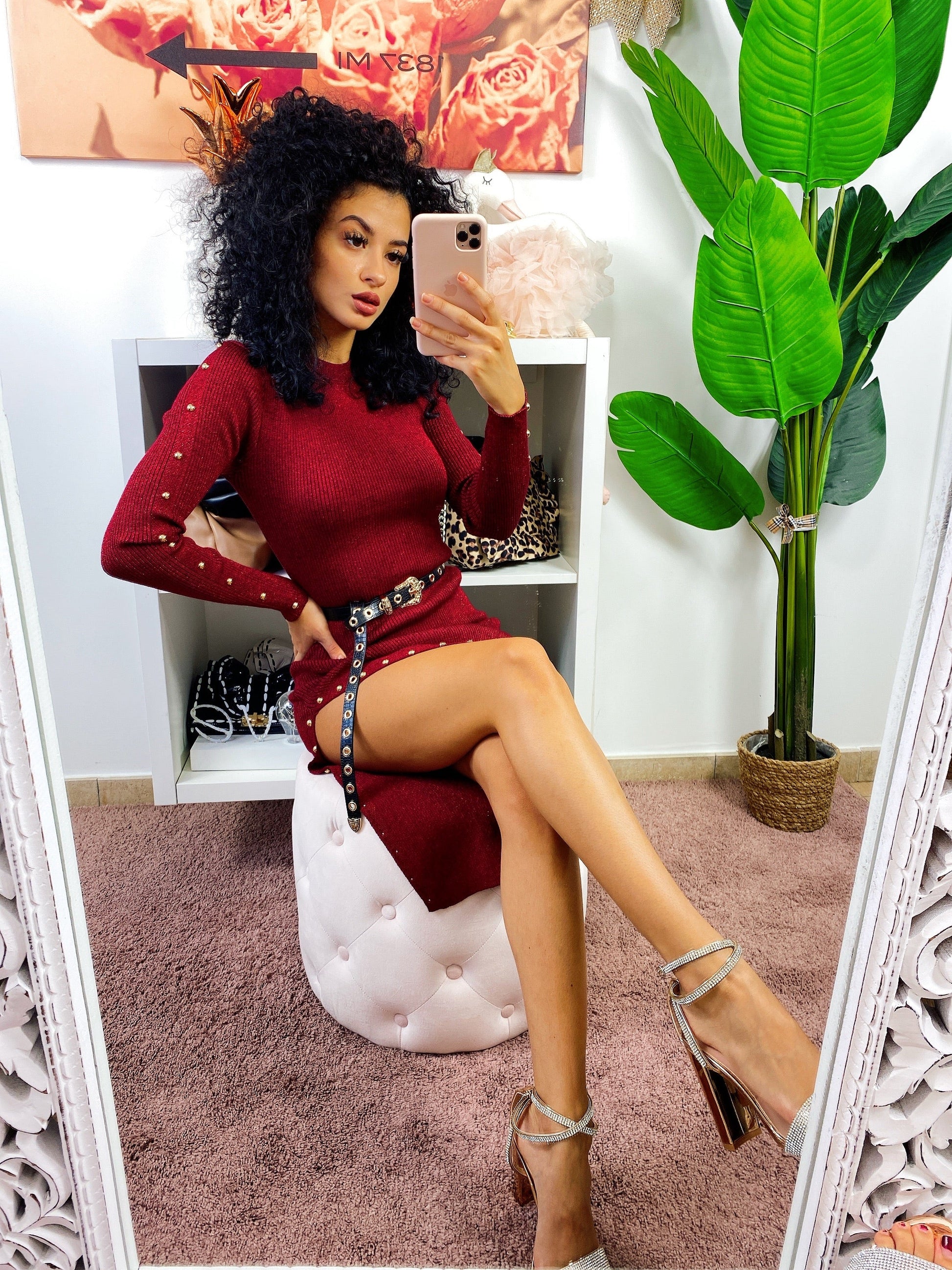 Abito midi Bordeaux con borchie e spacco