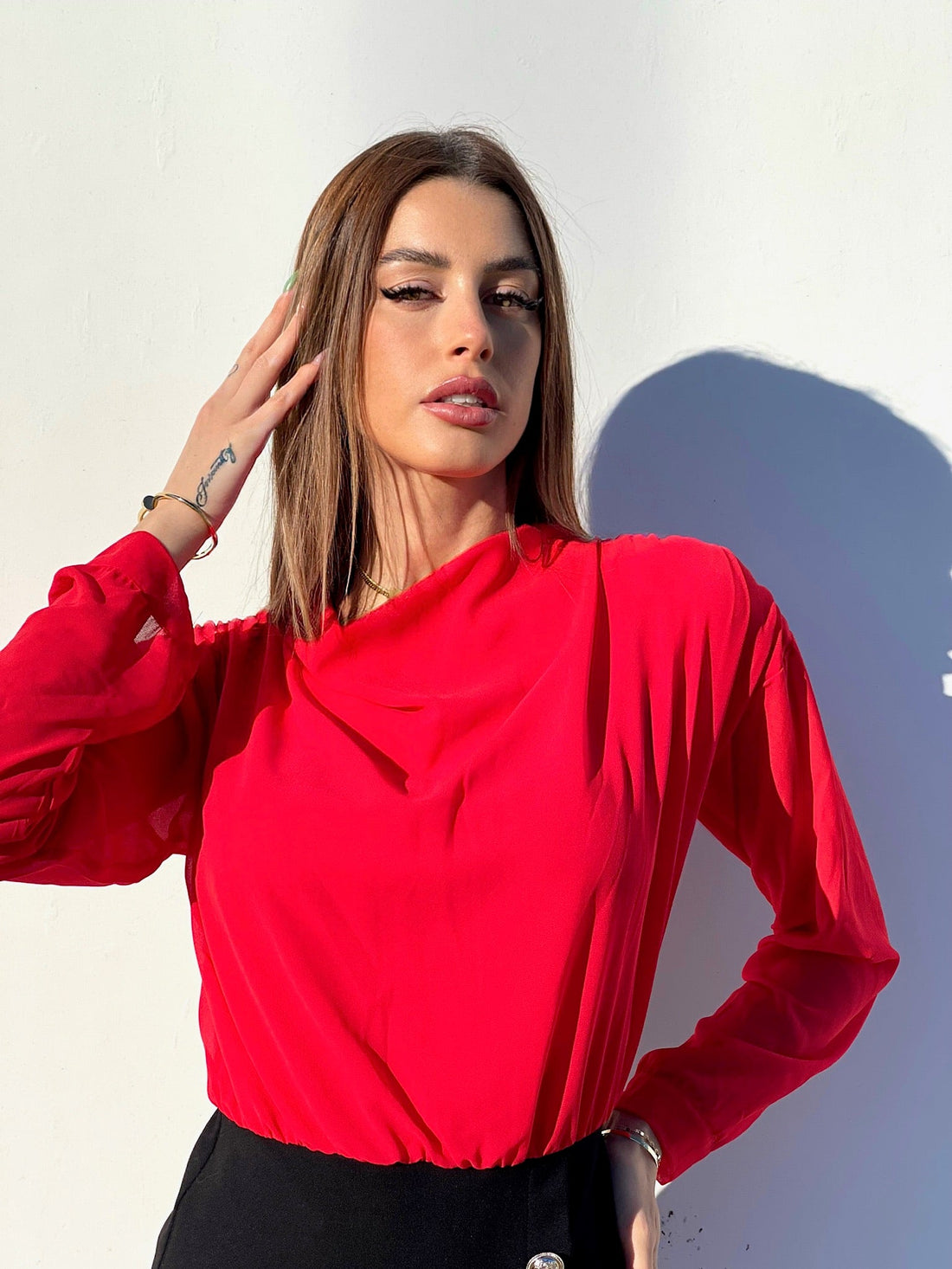 Abito rosso nero con bottoncini oro