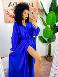 Abito in raso con maxi spacco manica lunga blu