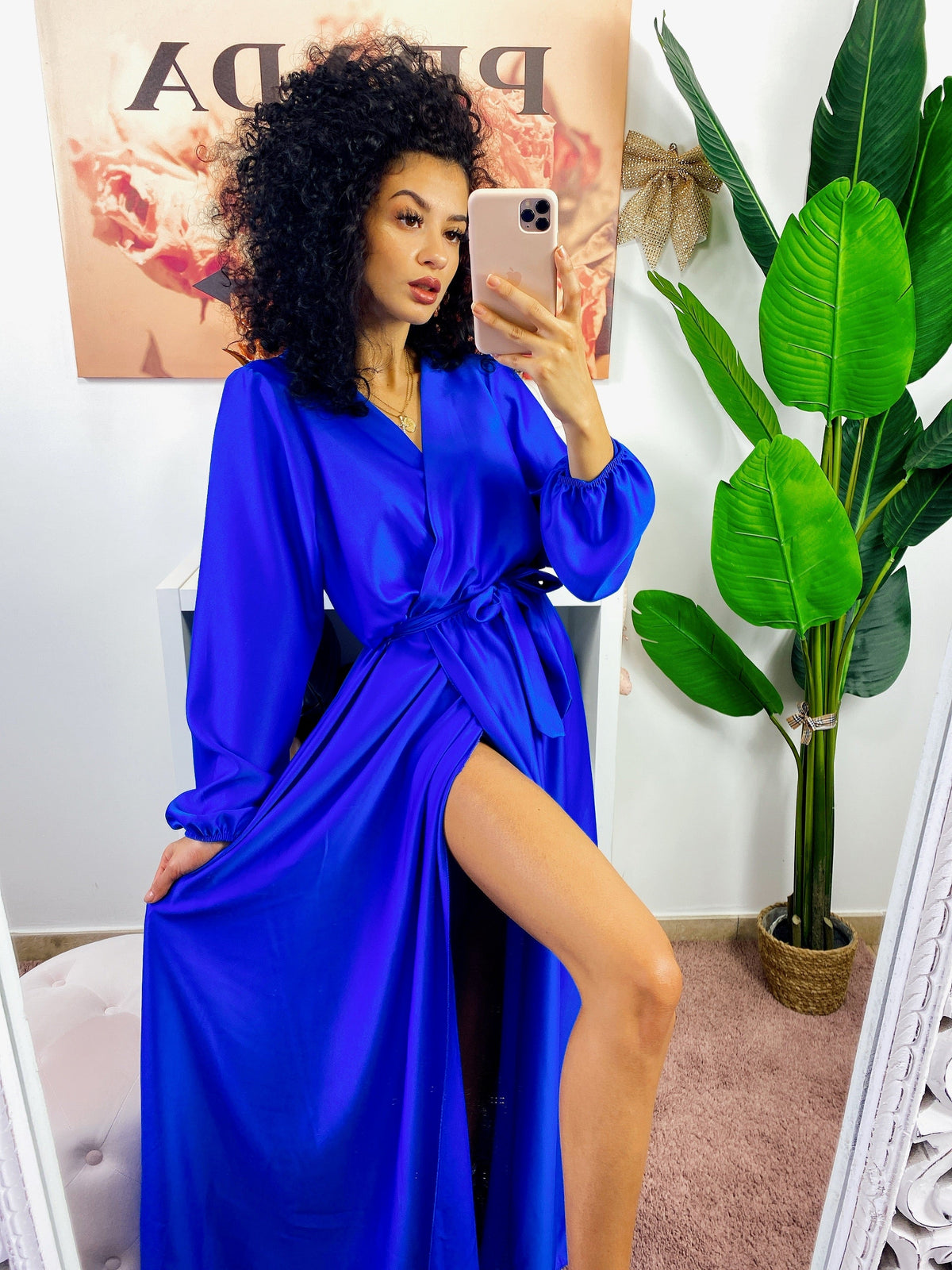 Abito in raso con maxi spacco manica lunga blu