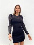 Abito nero con maniche in pizzo