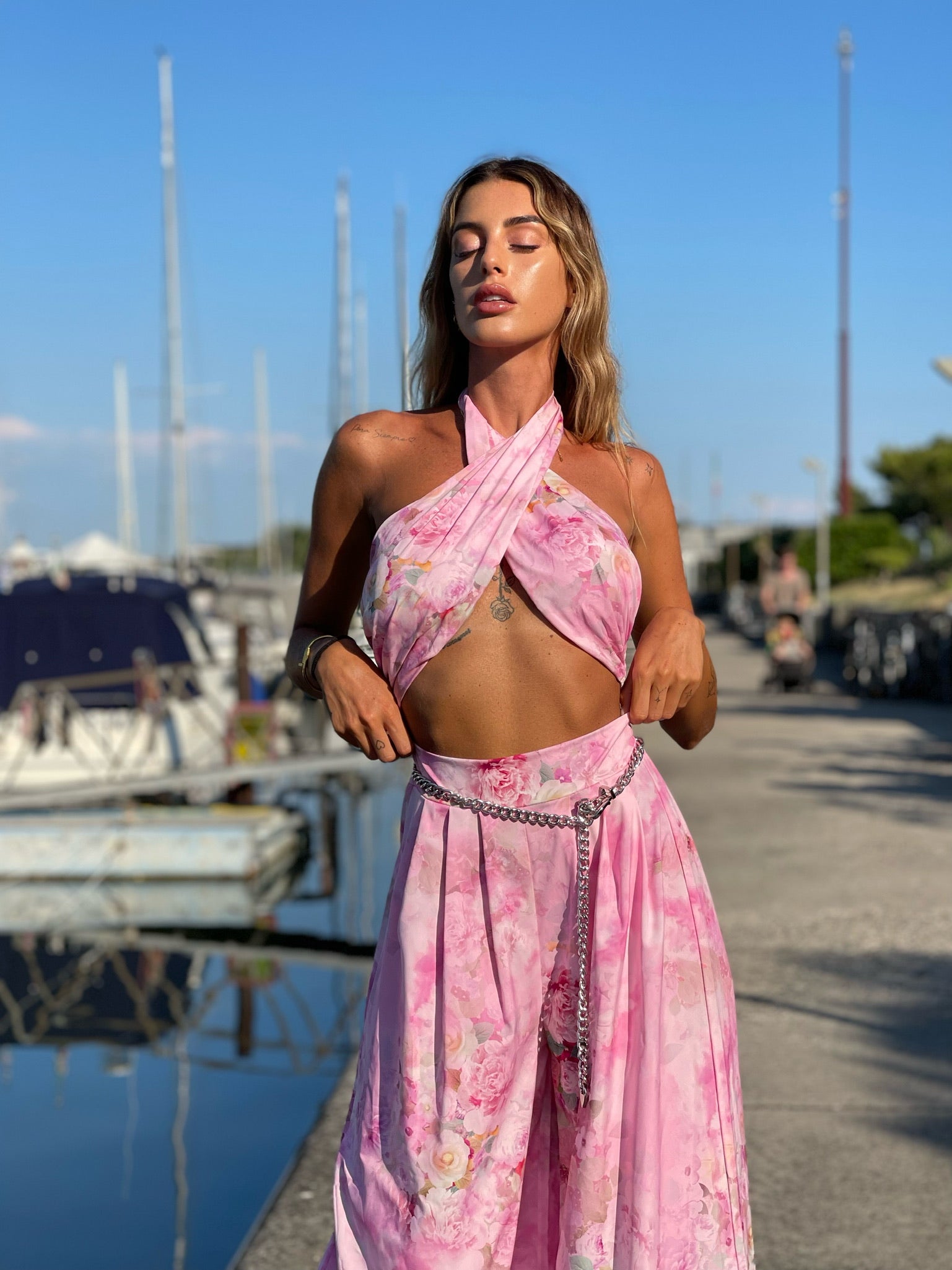 Completo top e pantalone rosa a fiori
