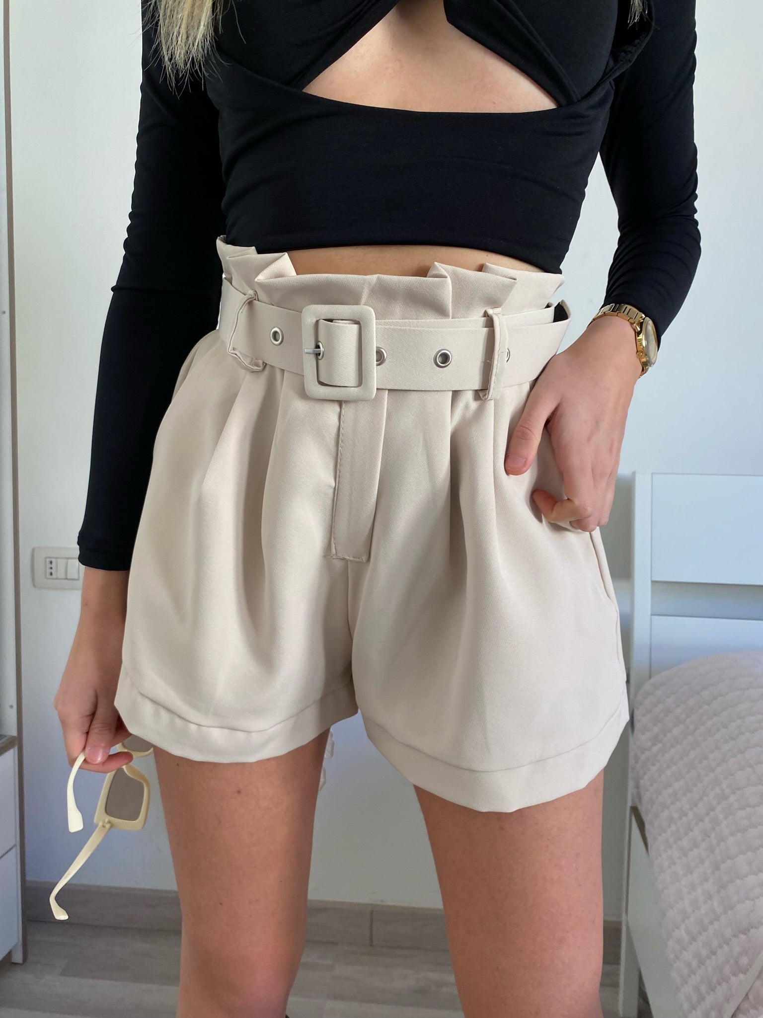 Short beige con cintura