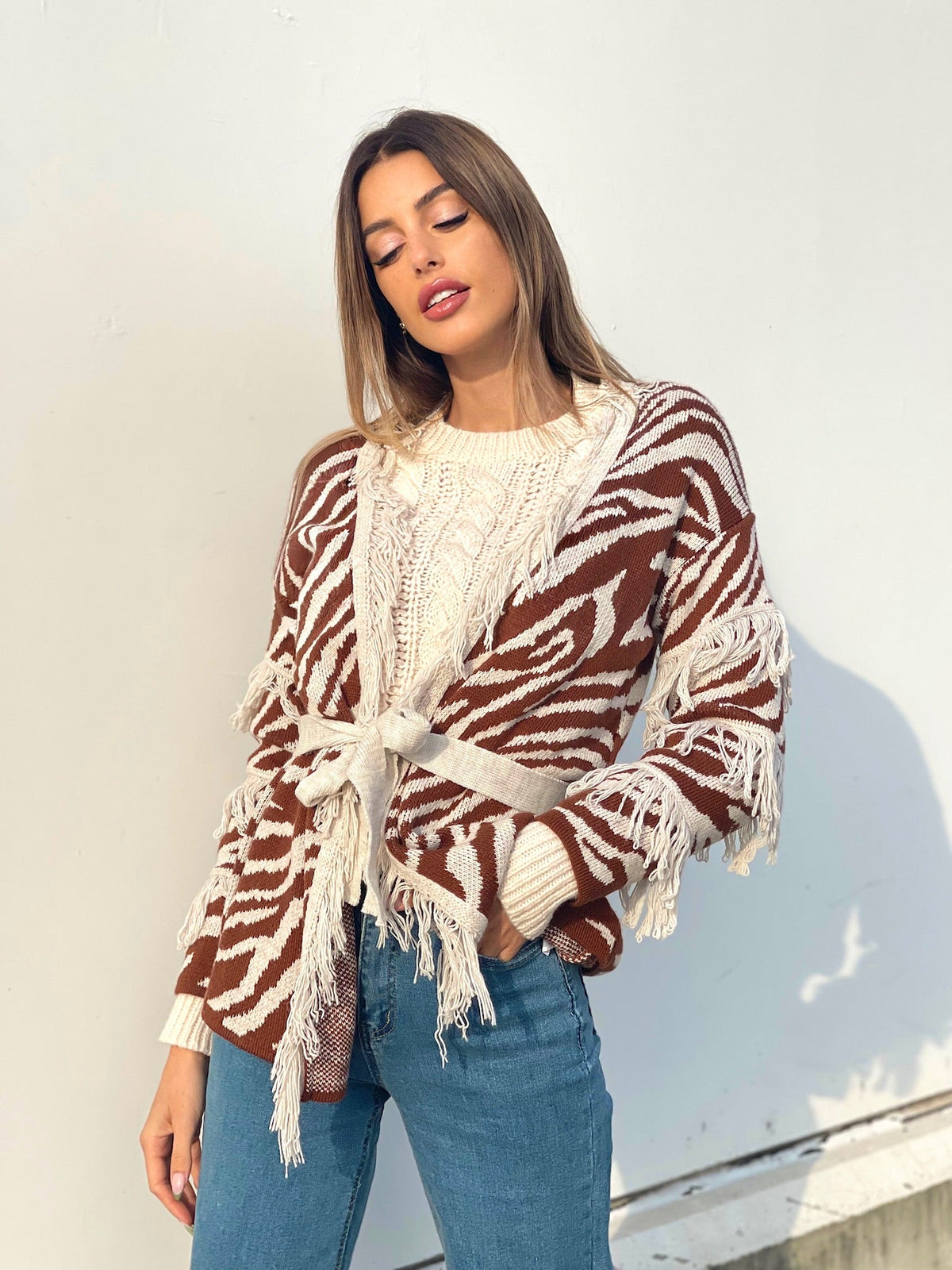 Cardigan zebrato beige con frange e cinta
