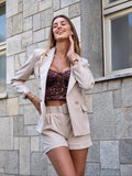 Completo giacca con bottoni e short beige