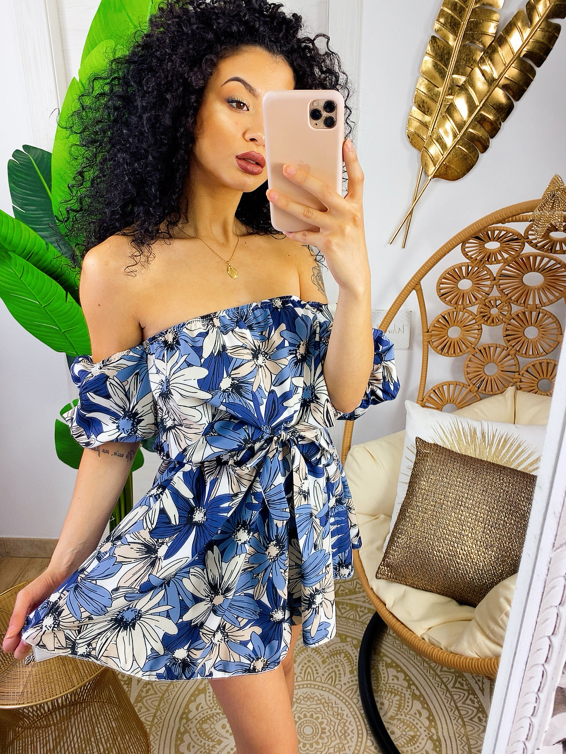 Tutina a fiori blu con scollo a barchetta