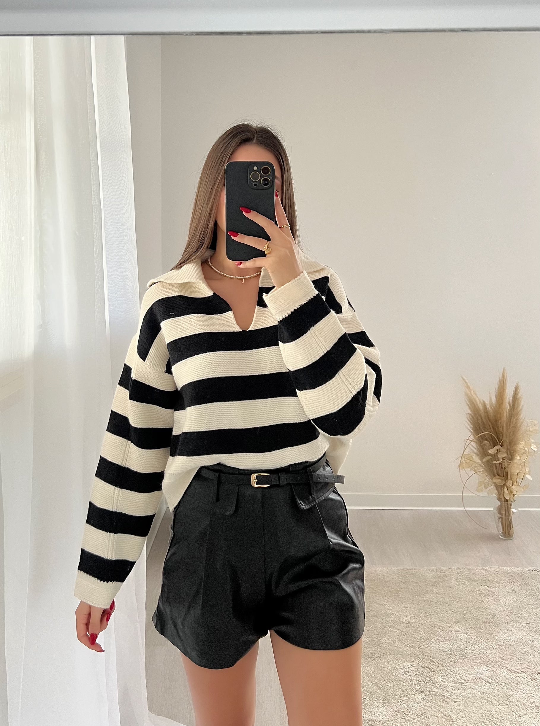 Short in ecopelle nero con cintura