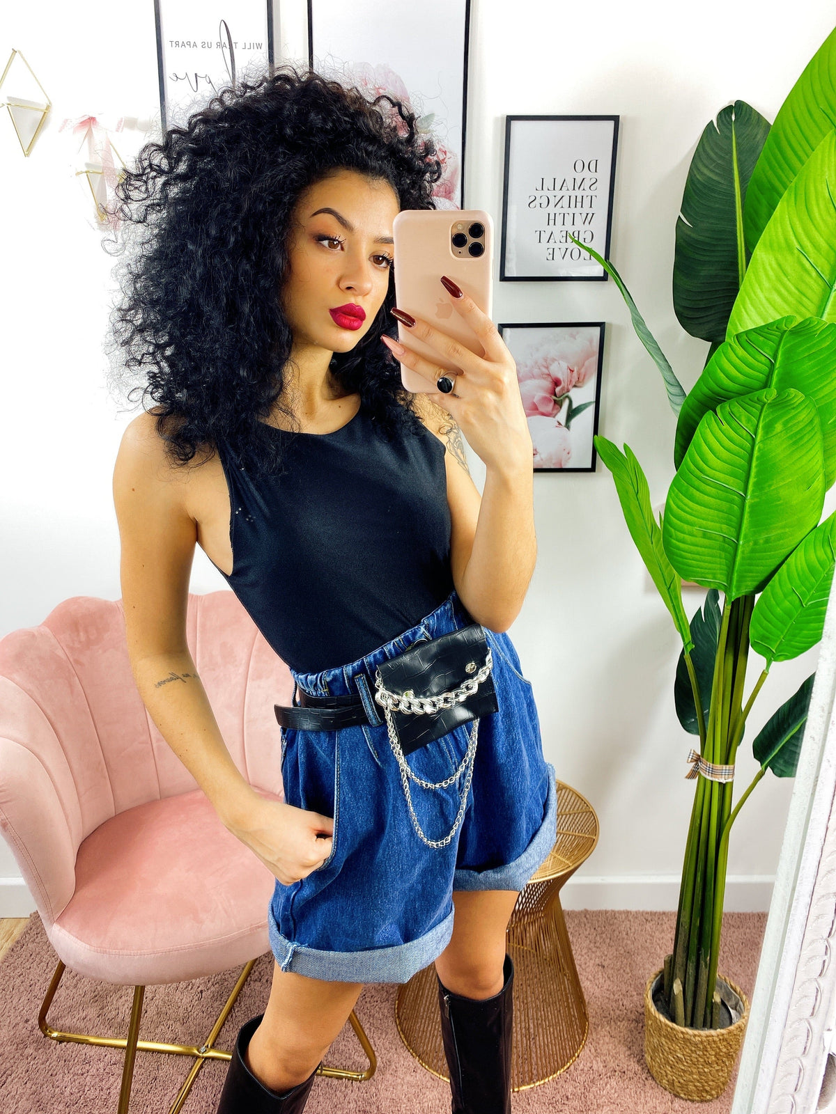 Short in jeans con marsupio e catena