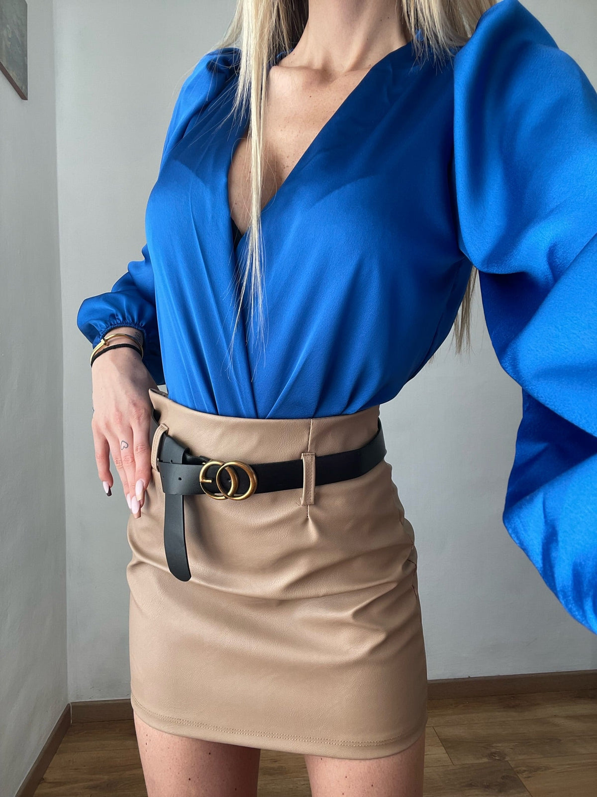 Body in raso scollo a V blu elettrico