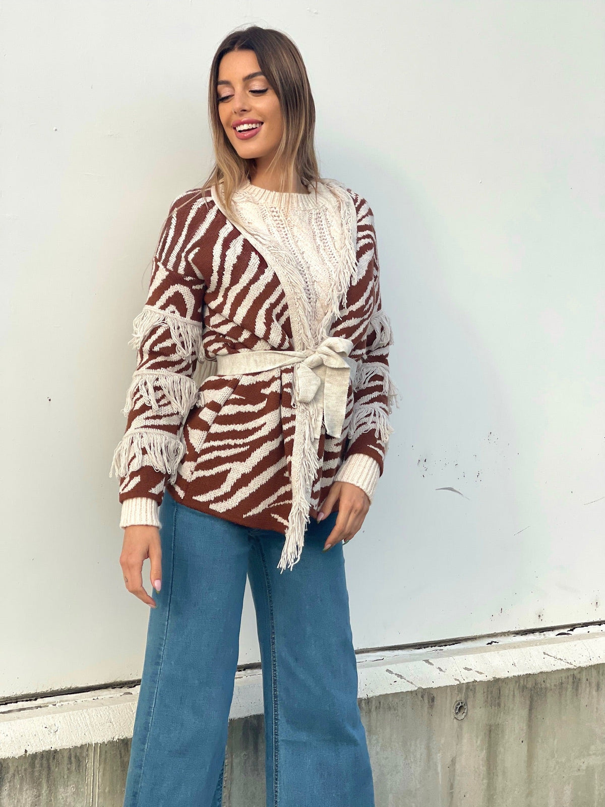 Cardigan zebrato beige con frange e cinta