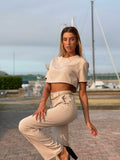 Completo maglia crop e pantalone beige