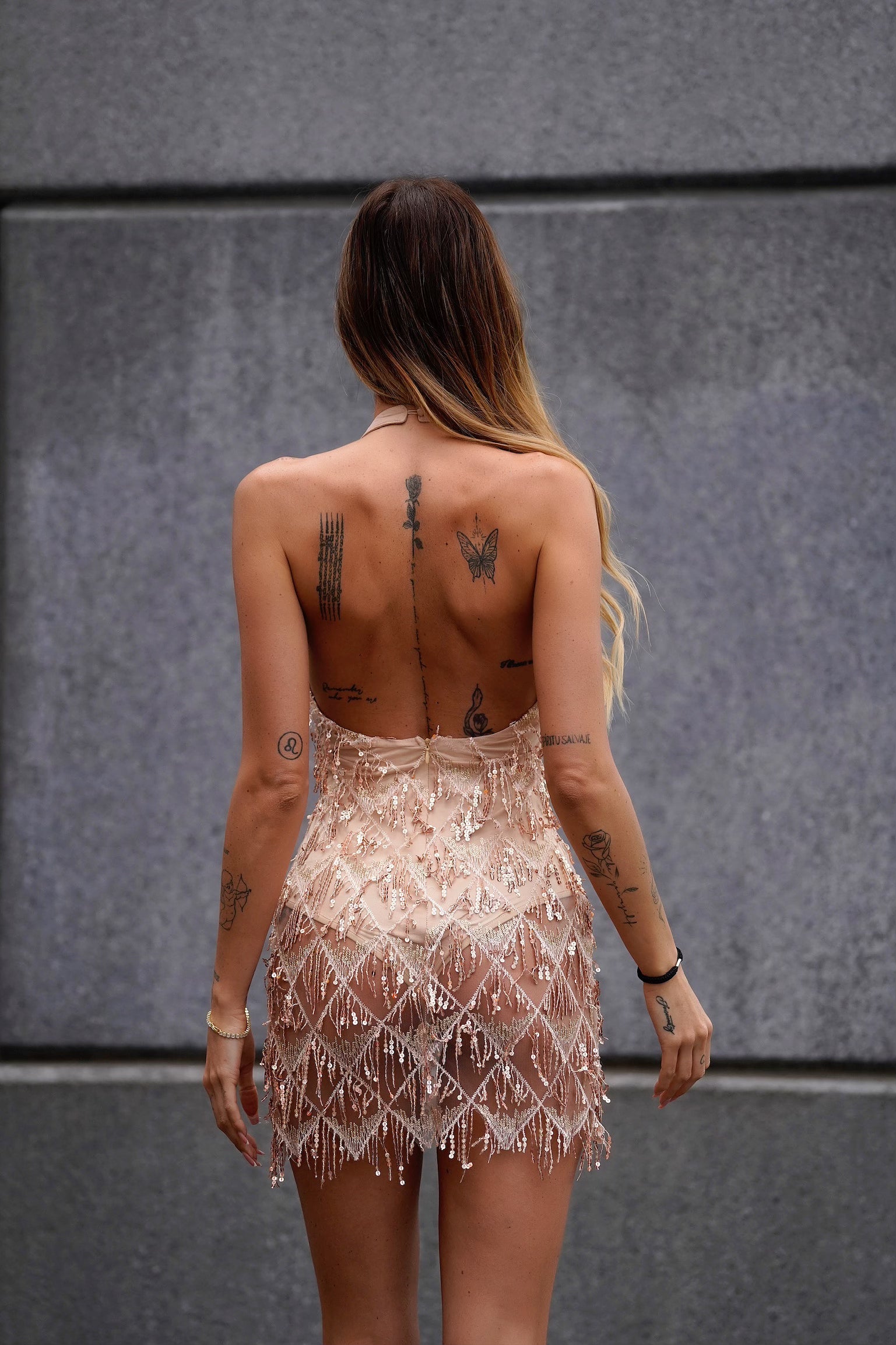 Abito con frange e paillettes rosa gold