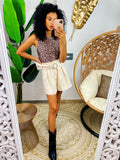 Short beige con cintura gioiello