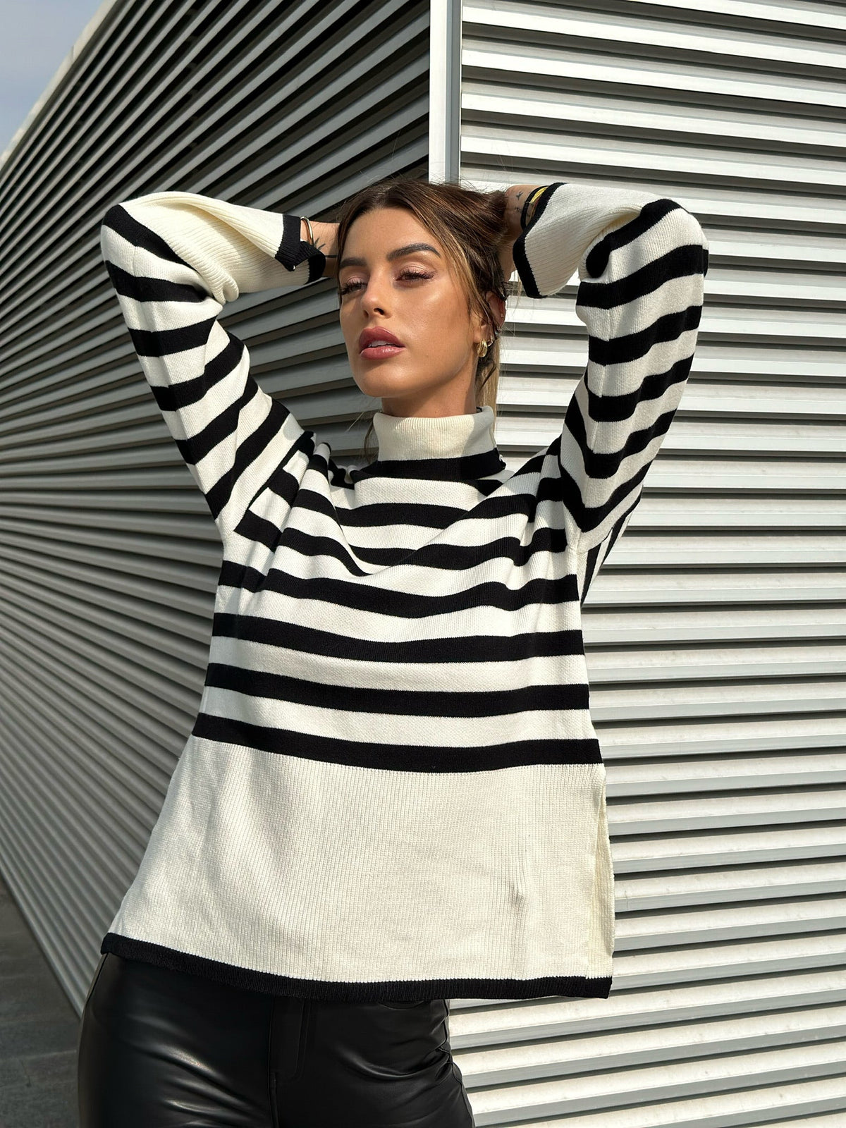 Maglione a righe collo alto
