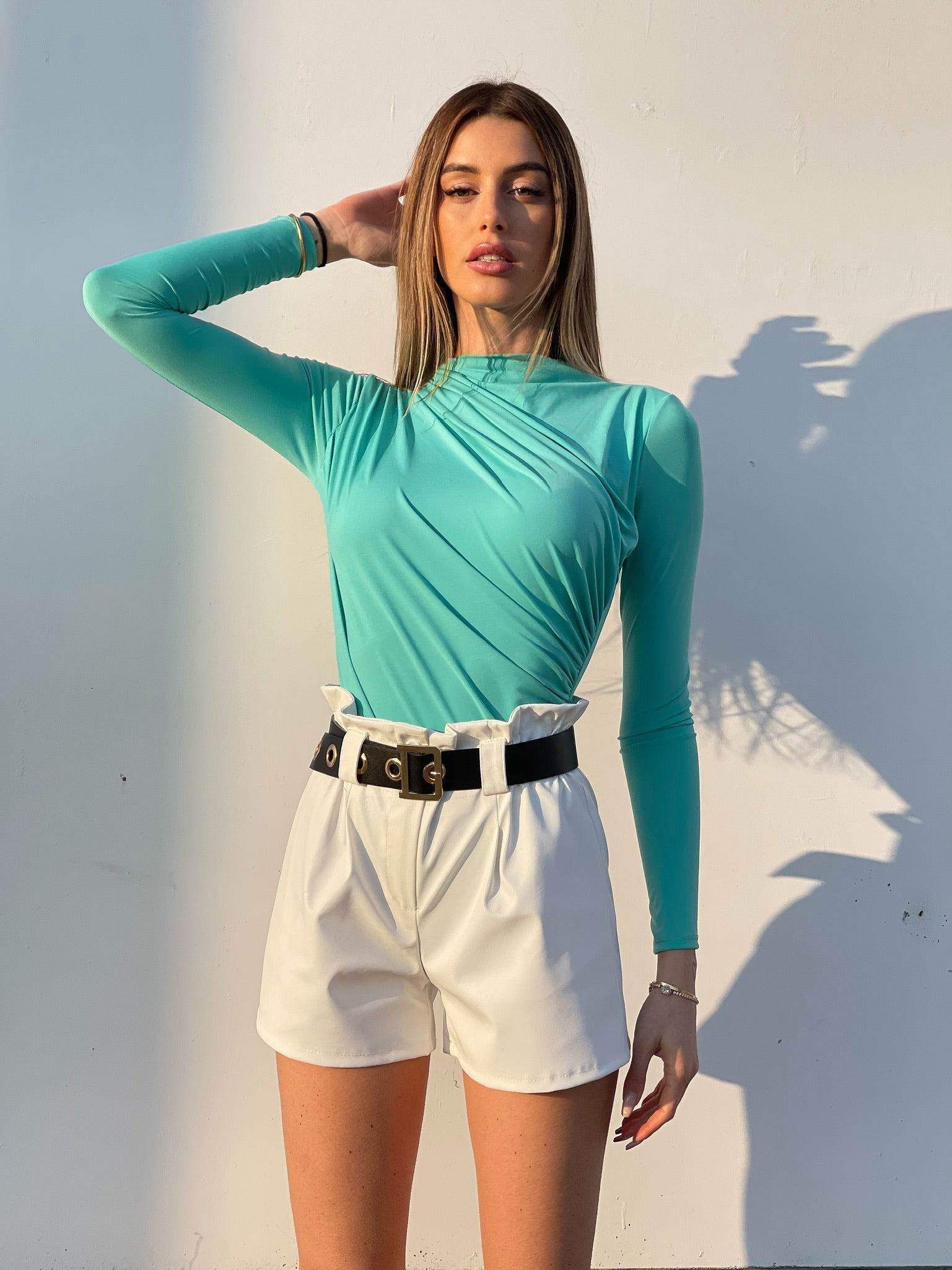 Short in ecopelle bianco con cintura