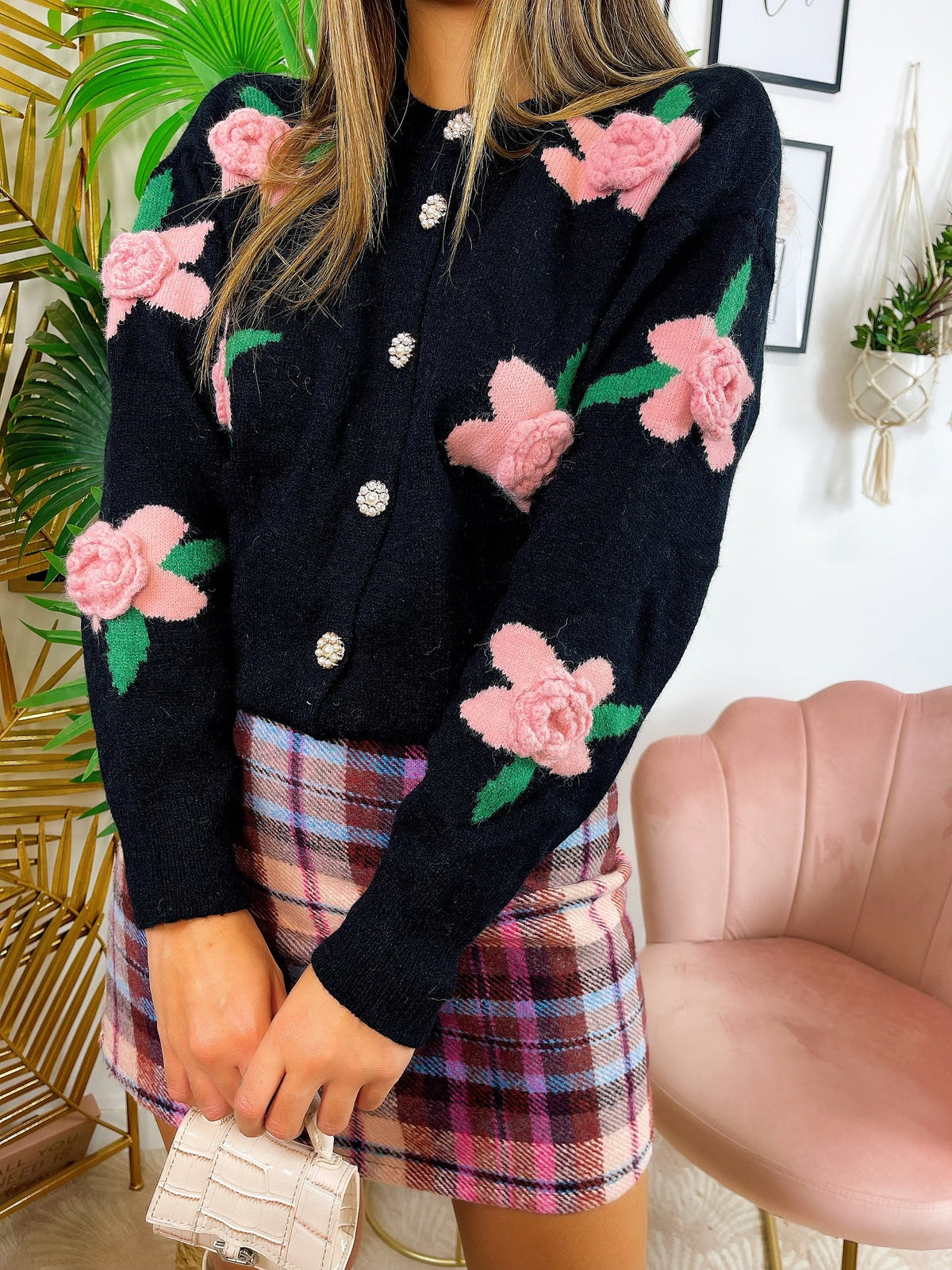 Cardigan nero con rose