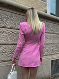 Abito a blazer con bottone rosa barbie