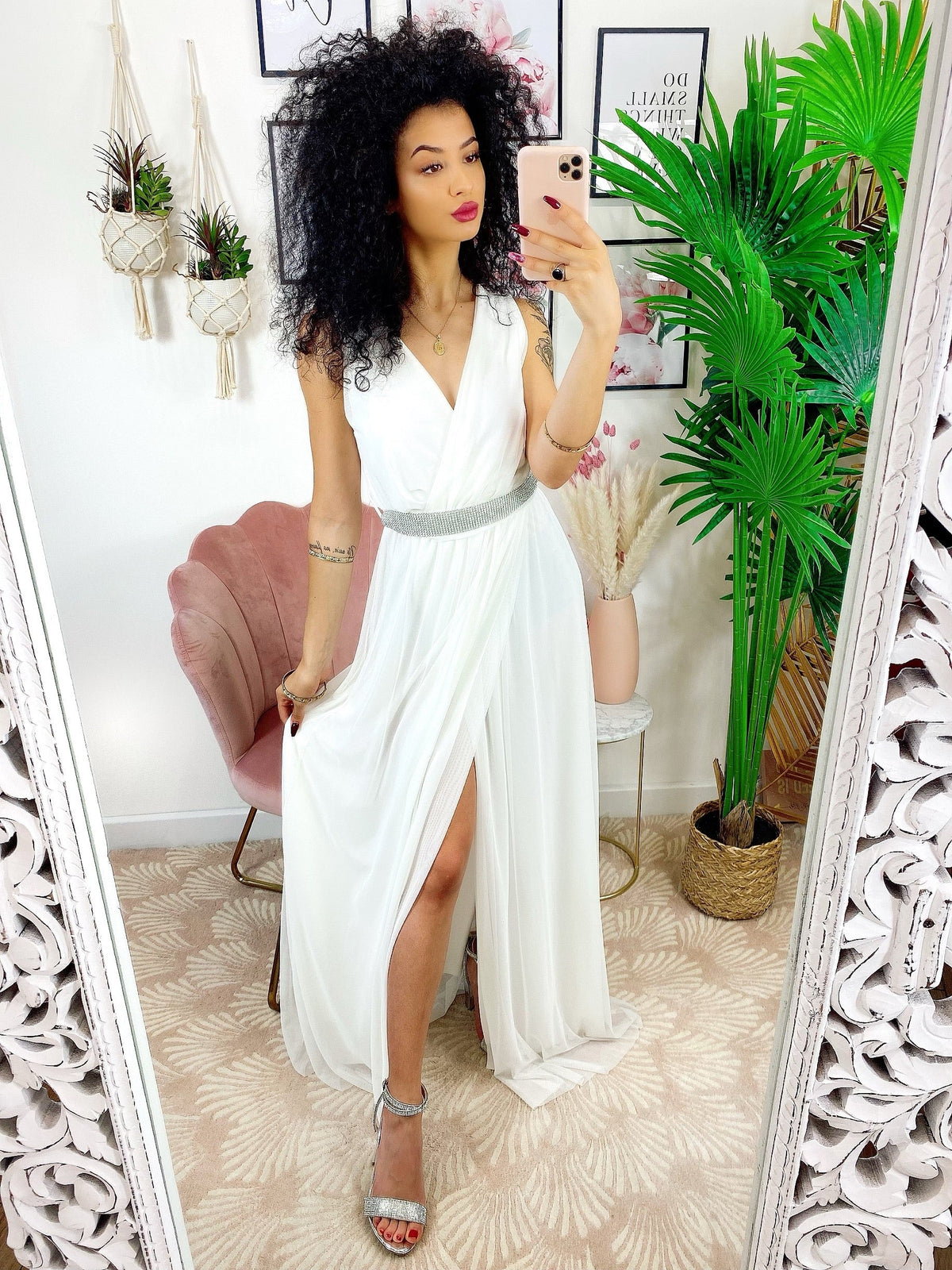 Abito in tulle bianco con cintura in strass