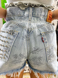 Short Vintage Levi’s jeans chiaro con palme e borchie argento