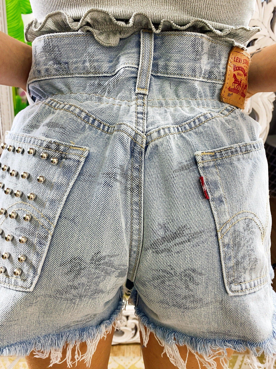 Short Vintage Levi’s jeans chiaro con palme e borchie argento