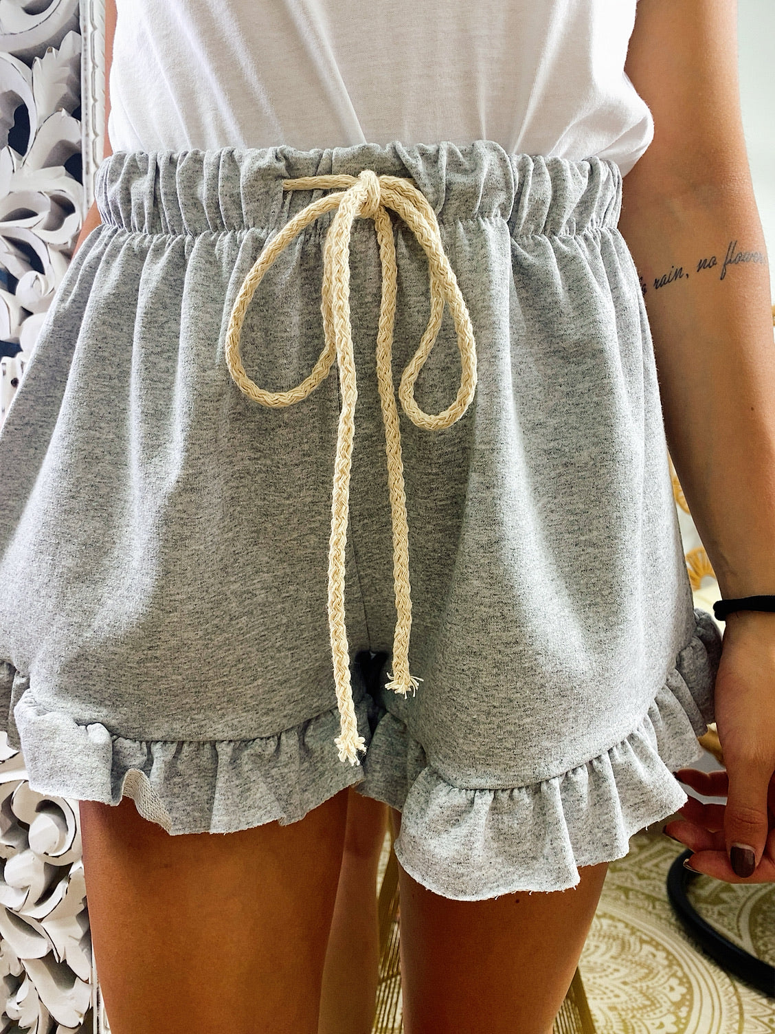 Short grigio con arricciatura