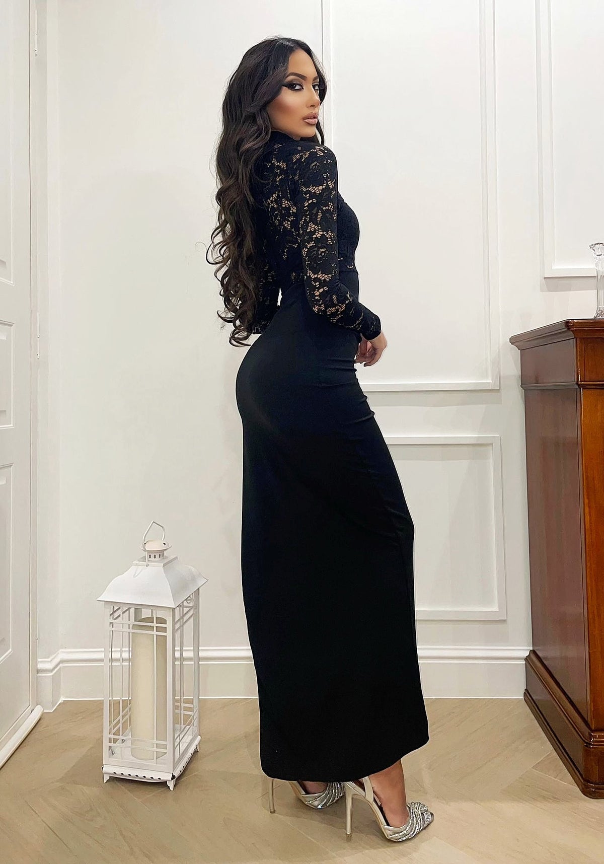Abito nero con spacco e top in pizzo