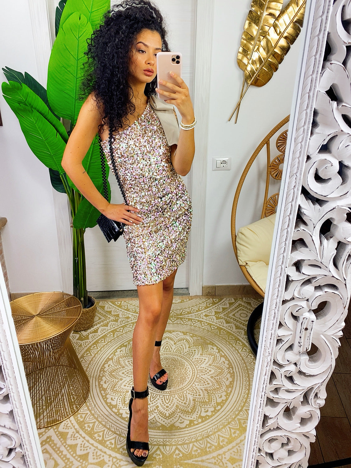 Abito con paillettes beige monospalla con fiocco