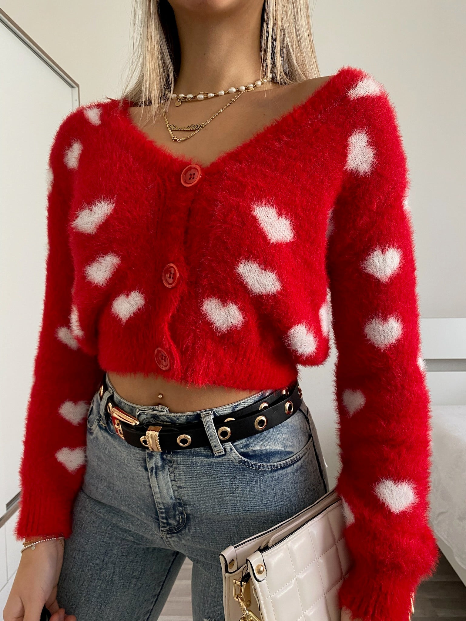 Cardigan rosso con cuori