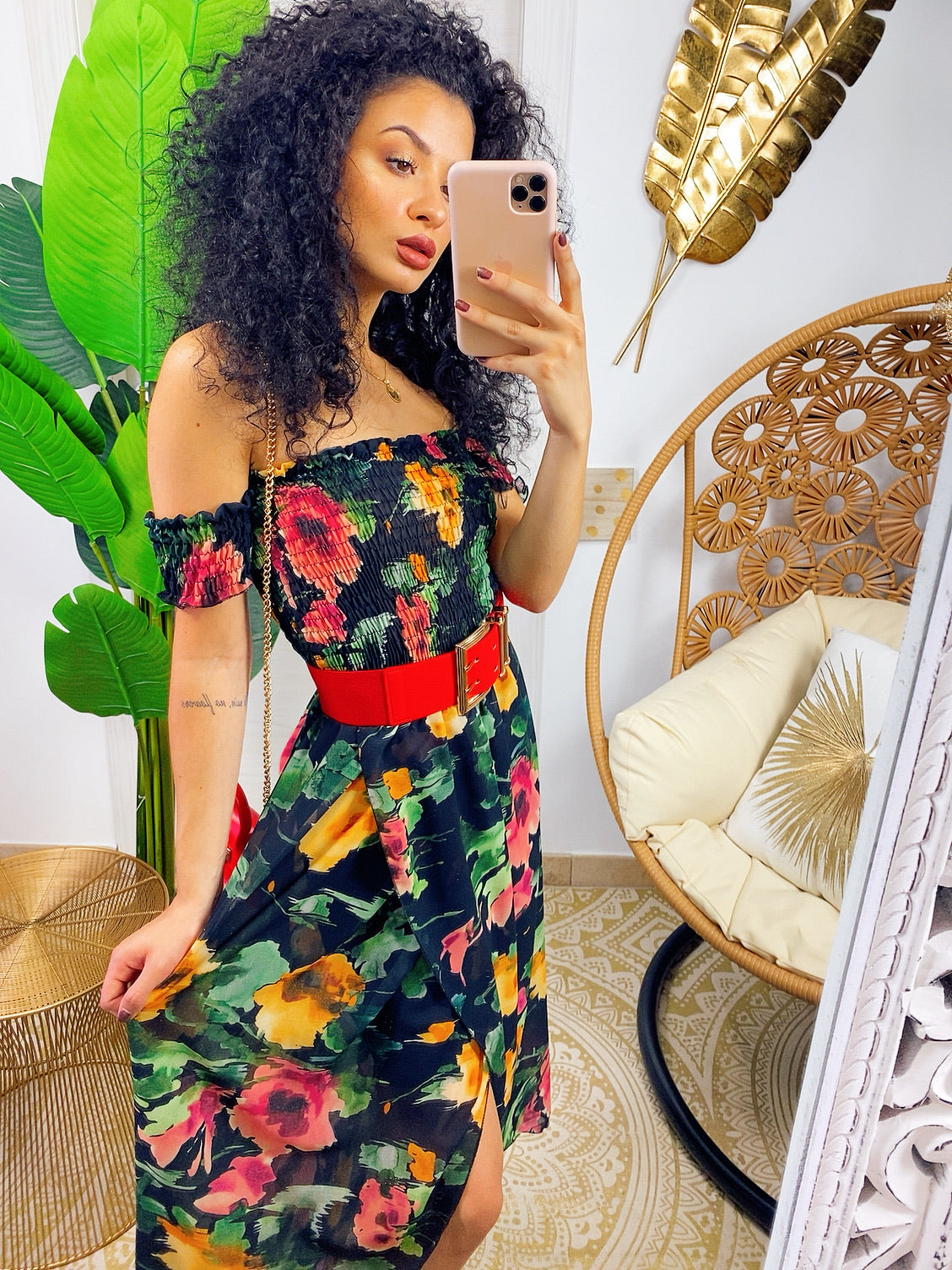 Abito lungo con scollo a barchetta con fiori colorati
