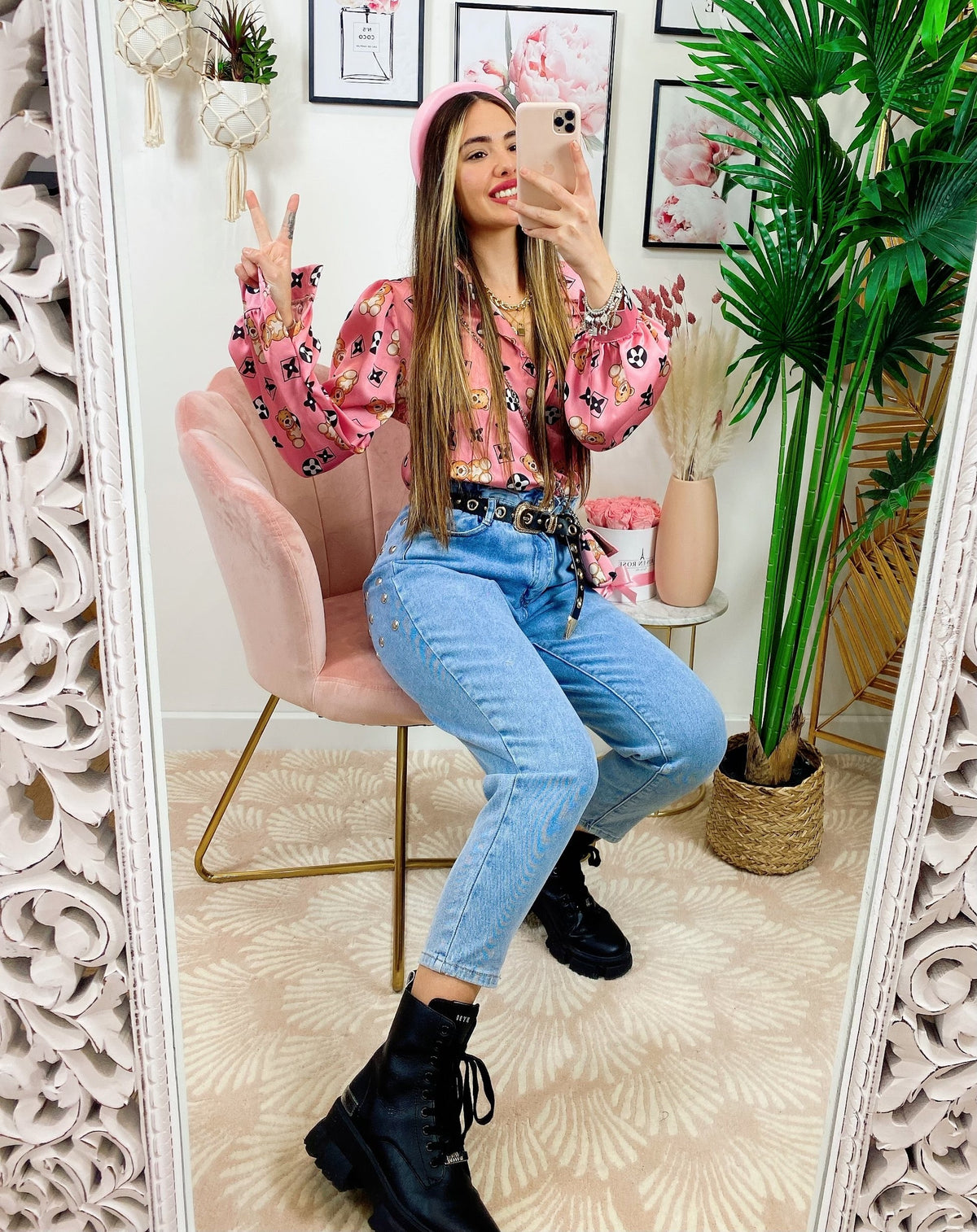 Jeans con borchie posteriori grandi