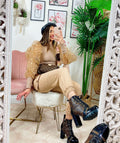 Pantalone con tasche laterali e cintura beige