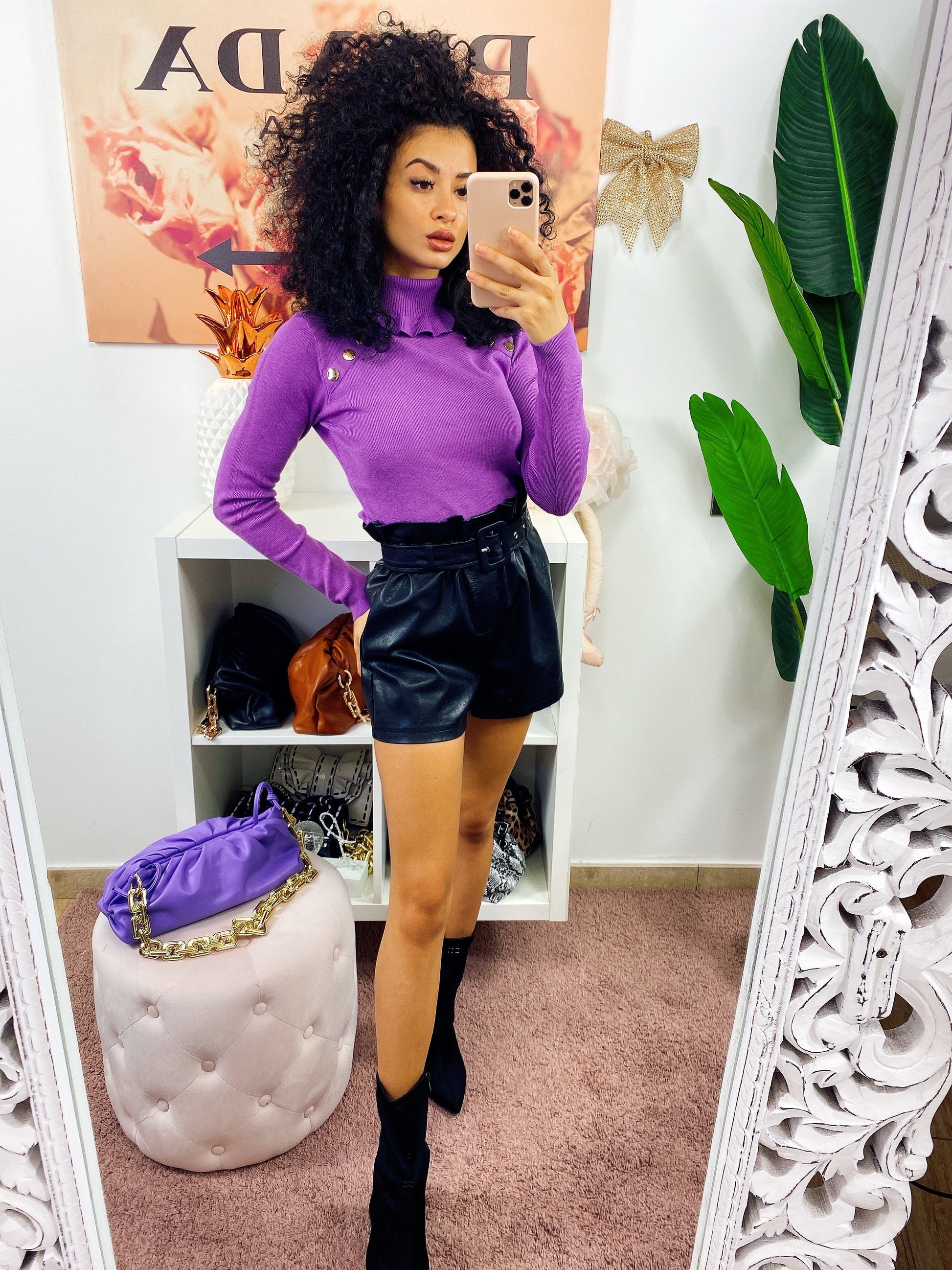 Maglia viola con bottoncini oro