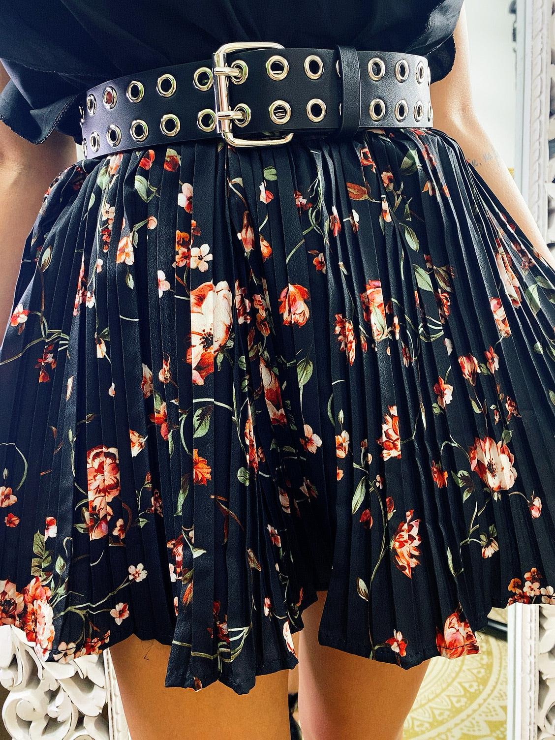 Short a pieghine con fiori piccoli rossi