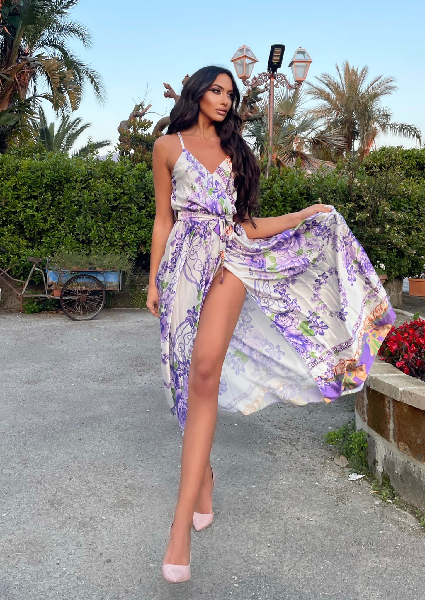 Abito con spacco fiori lilla