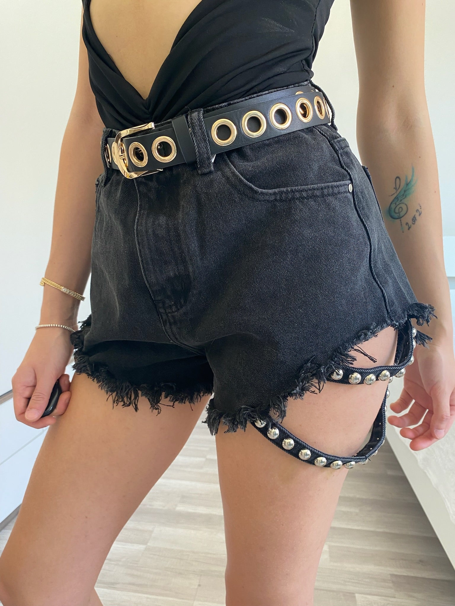 Short in jeans nero con borchie