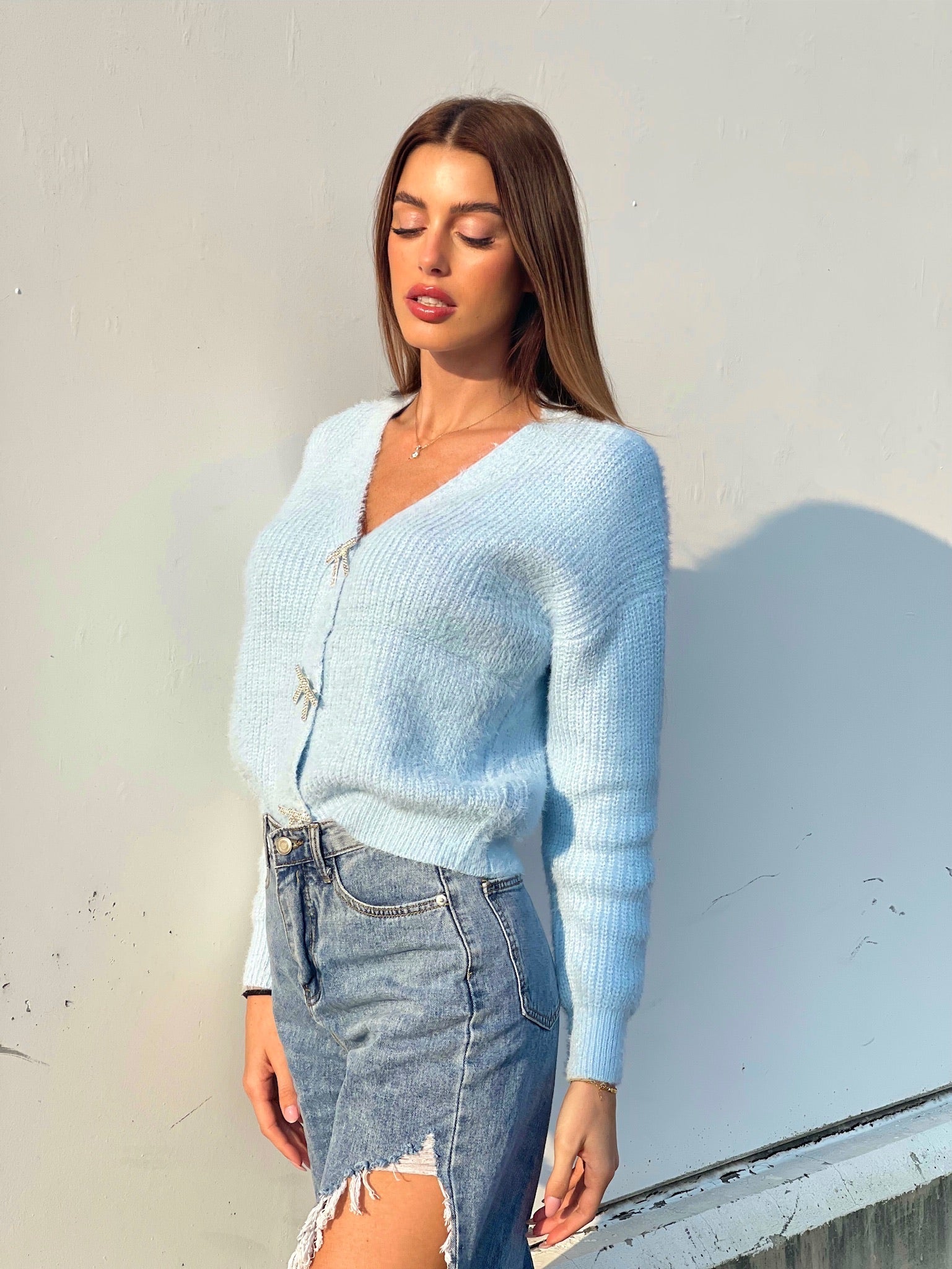 Maglione celeste con fiocchi gioiello