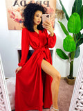 Abito in raso con maxi spacco manica lunga rosso