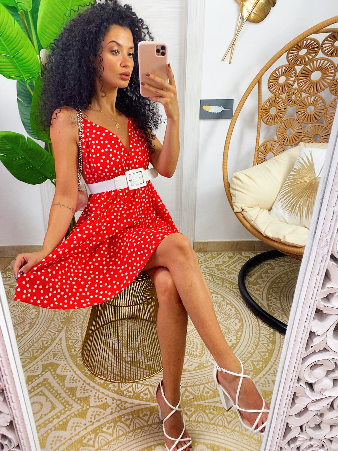 Abito con gonna ampia a pois rosso