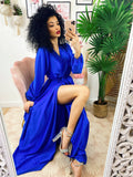 Abito in raso con maxi spacco manica lunga blu