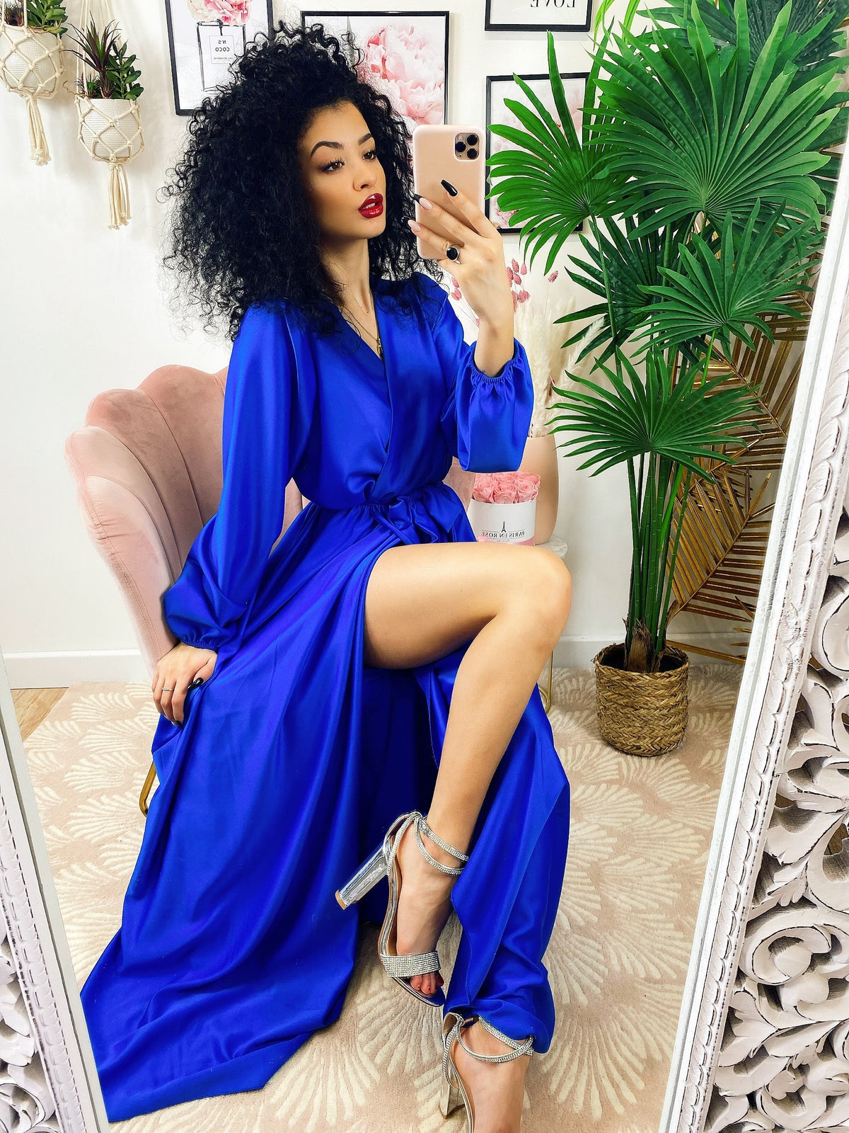 Abito in raso con maxi spacco manica lunga blu