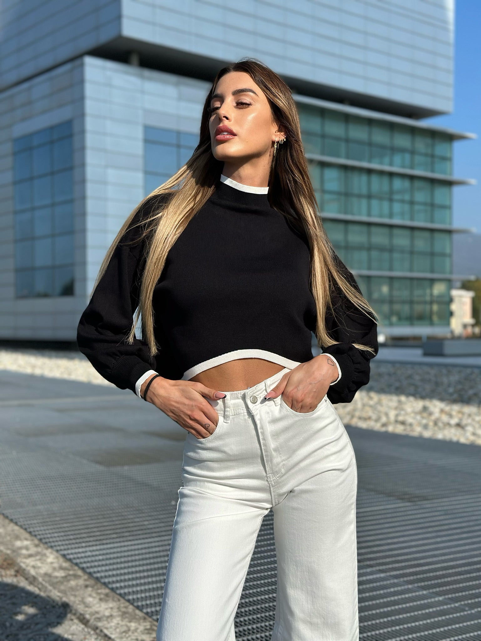 Pull nero rigo bianco