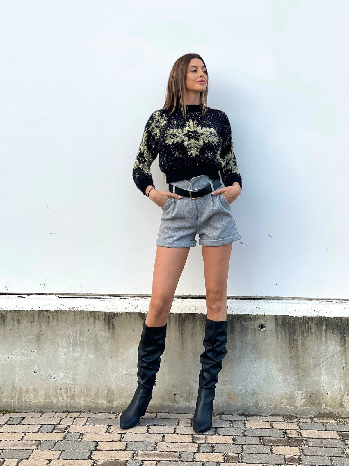 Short grigio in panno con cintura