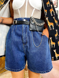 Short in jeans con marsupio e catena