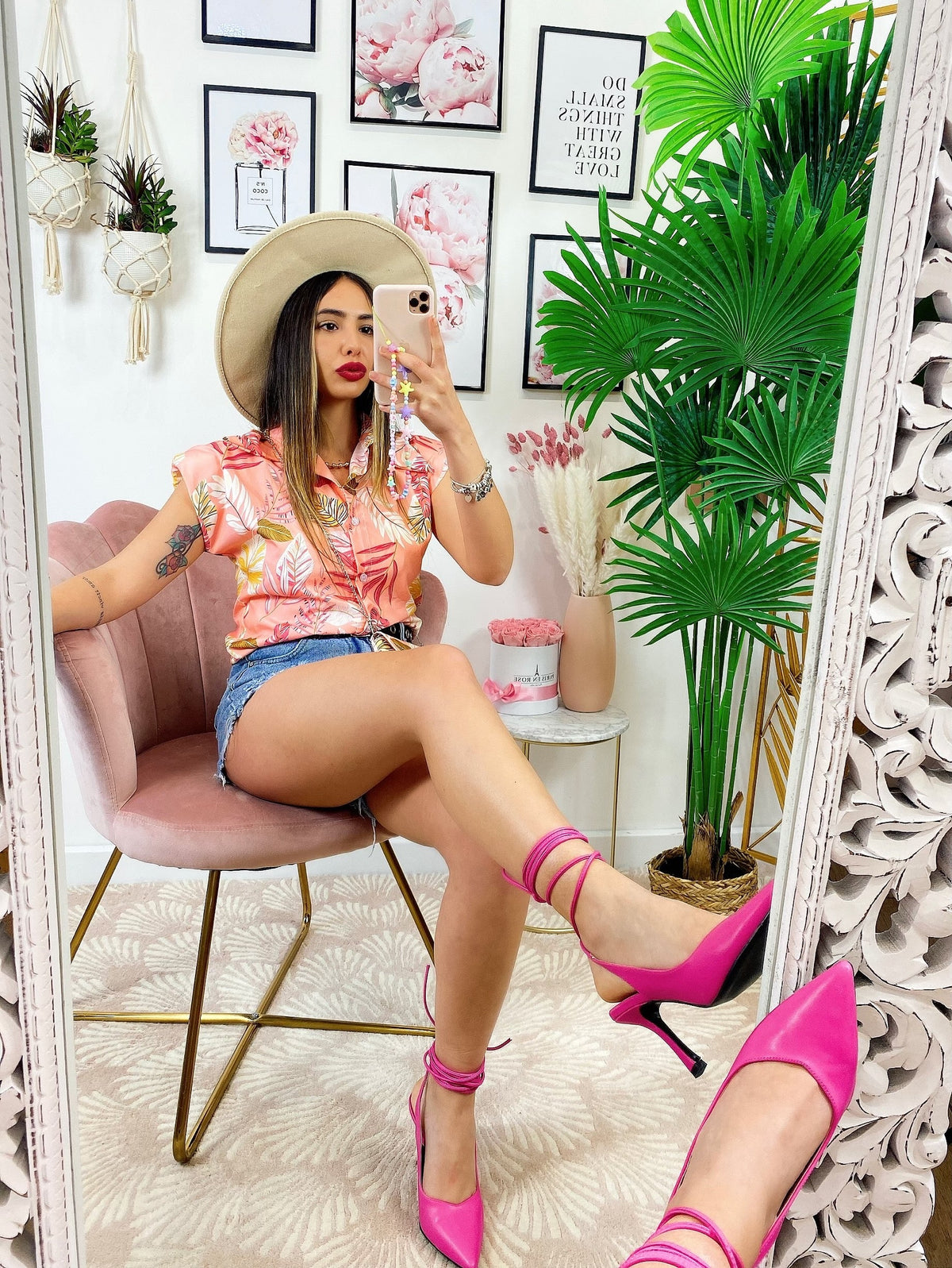 Camicia smanicata floreale con borsetta base Rosa