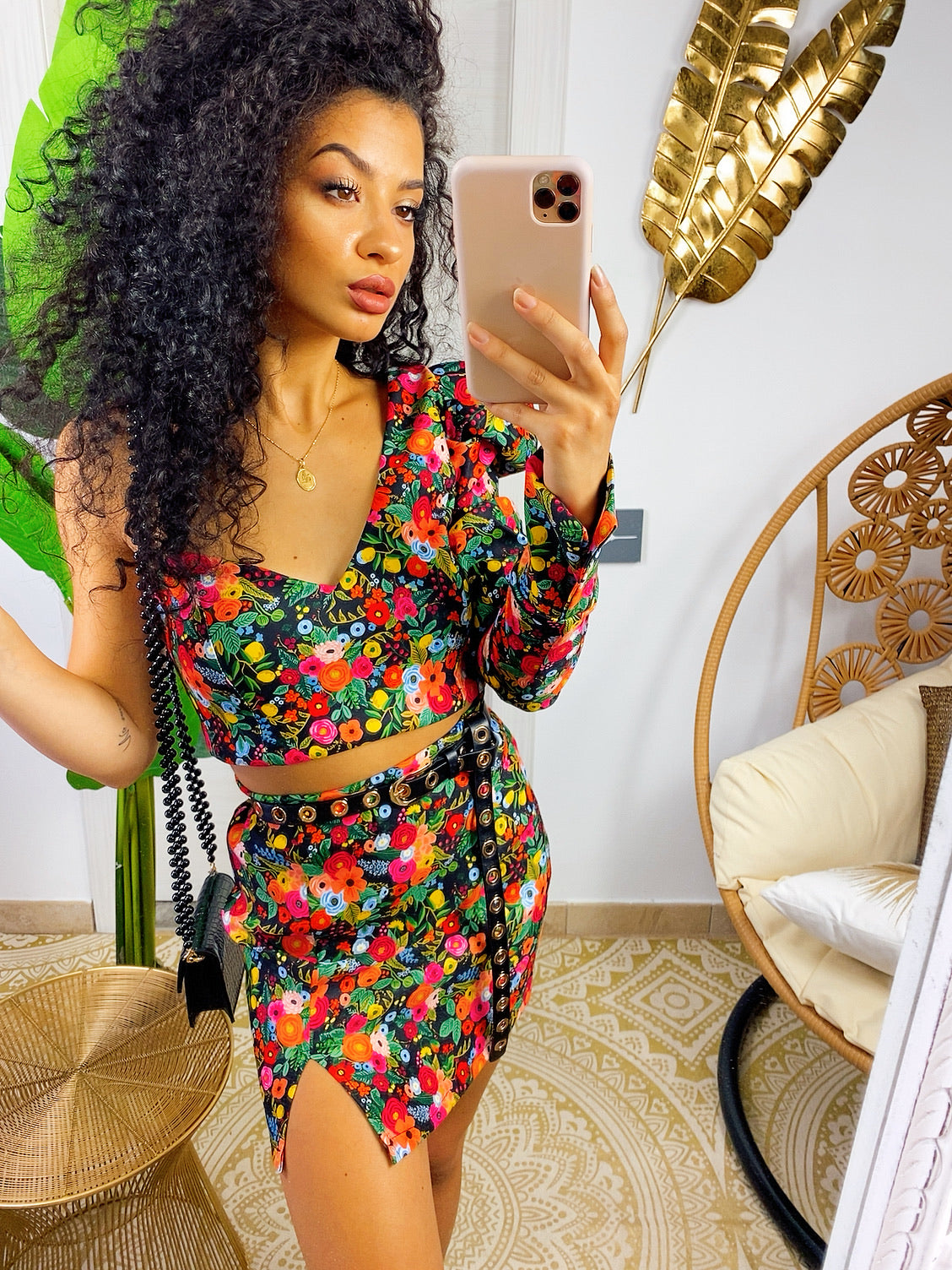 Completo top e gonna con fiori arancio base nera