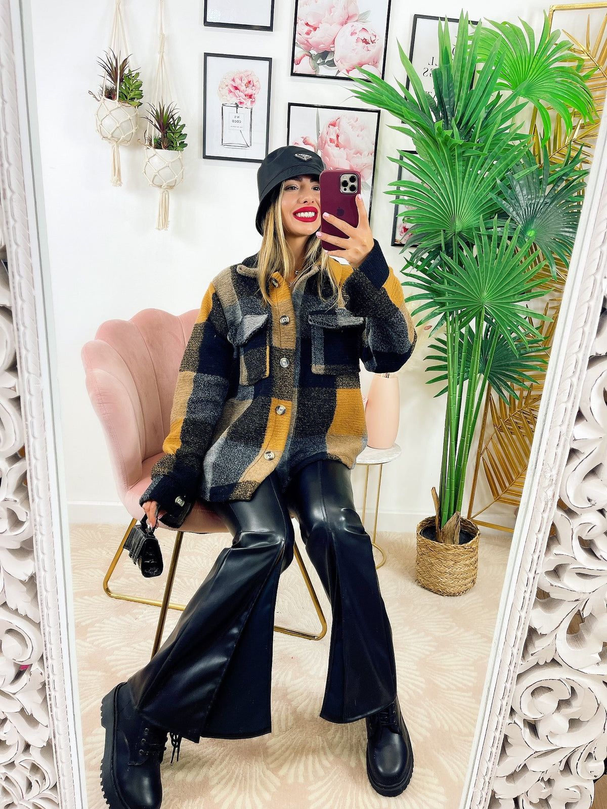 Pantalone in ecopelle con spacco